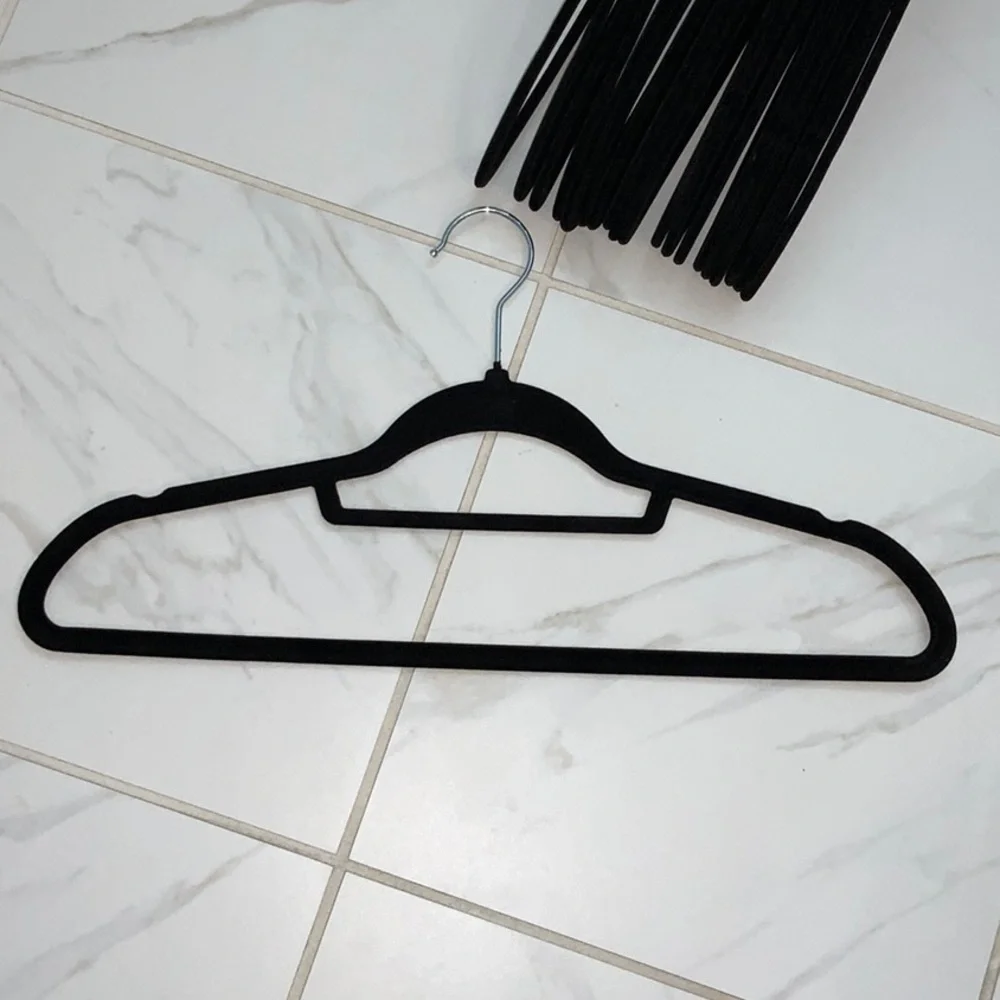 20 Skinny Velvet Multi Hangers Real Simple Black Silver Swivel Hook Non-Slip New - Picture 3 of 6